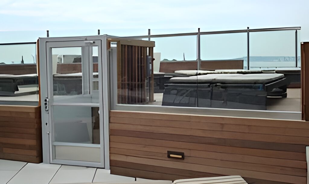 Outdoor Wheelchair lift on a commercial rooftop